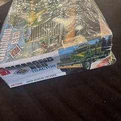 1/25 AMT DIAMOND REO AMT719/06 TRUCK TRACTOR MODEL KIT – SEALED