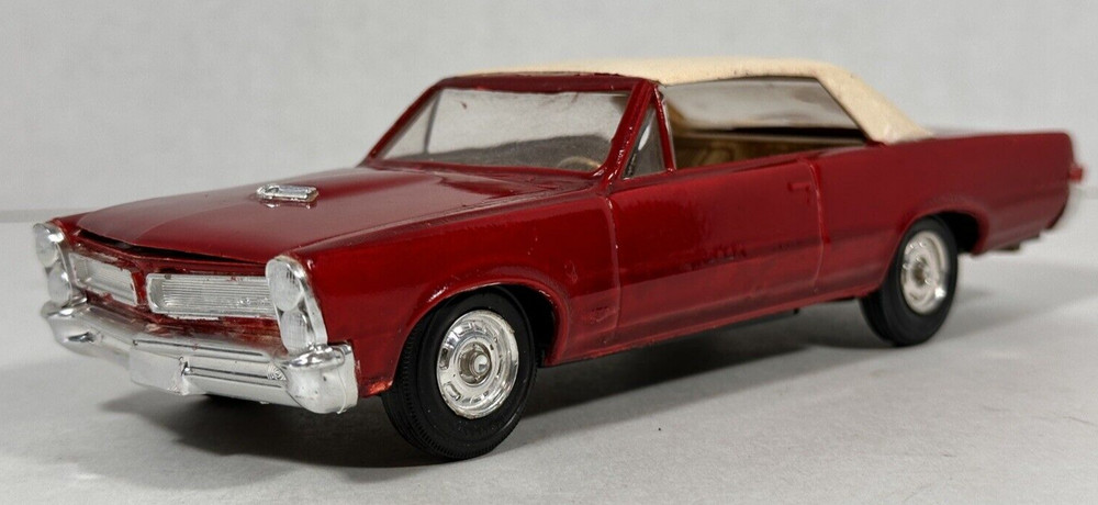 PONTIAC GTO 1965 Built Up Red and White Vintage Assembled Model Car 1:25 Scale