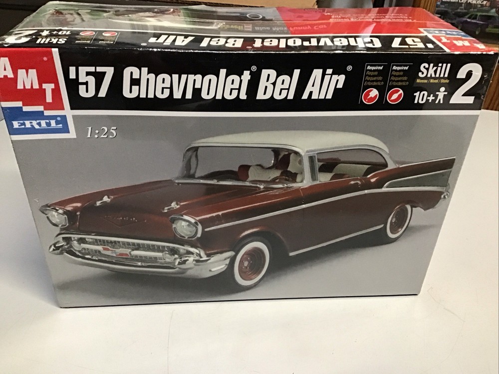 AMT 31543 1957 Chevy Hard Top model kit
