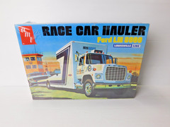 AMT Ford LN8000 Race Car Hauler – Model Truck Kit AMT758/06 1/25 Scale