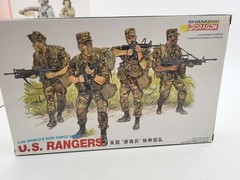 8 Vintage Model Military Kits, Tanks, Rangers And Figures
