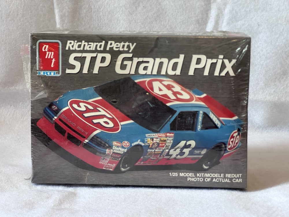 AMT Ertl Kit 6728 Richard Petty STP Grand Prix Car – 1:25 Scale – NEW – NASCAR