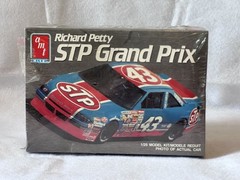 AMT Ertl Kit 6728 Richard Petty STP Grand Prix Car – 1:25 Scale – NEW – NASCAR