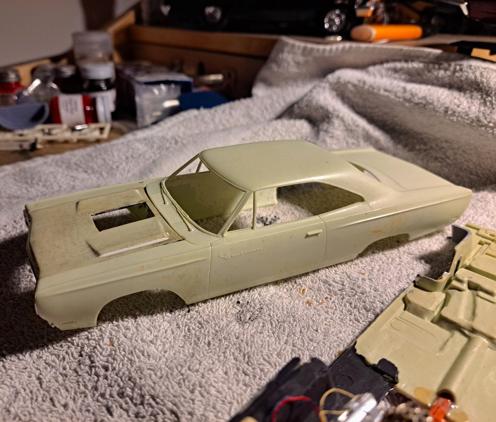 Johan Plastic Car Model Kit Parts 69 Roadrunner 1/25Chassis Engine Clear Trim