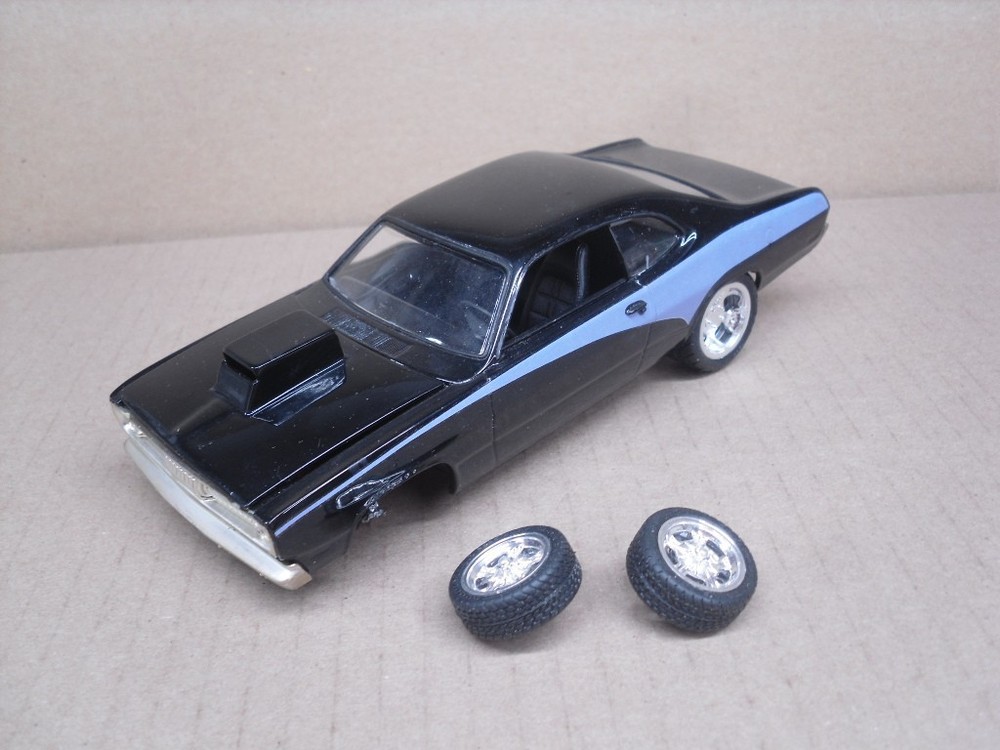 1971 PLYMOUTH HEMI DUSTER 1/25 scale model car kit…nice-needs a little help