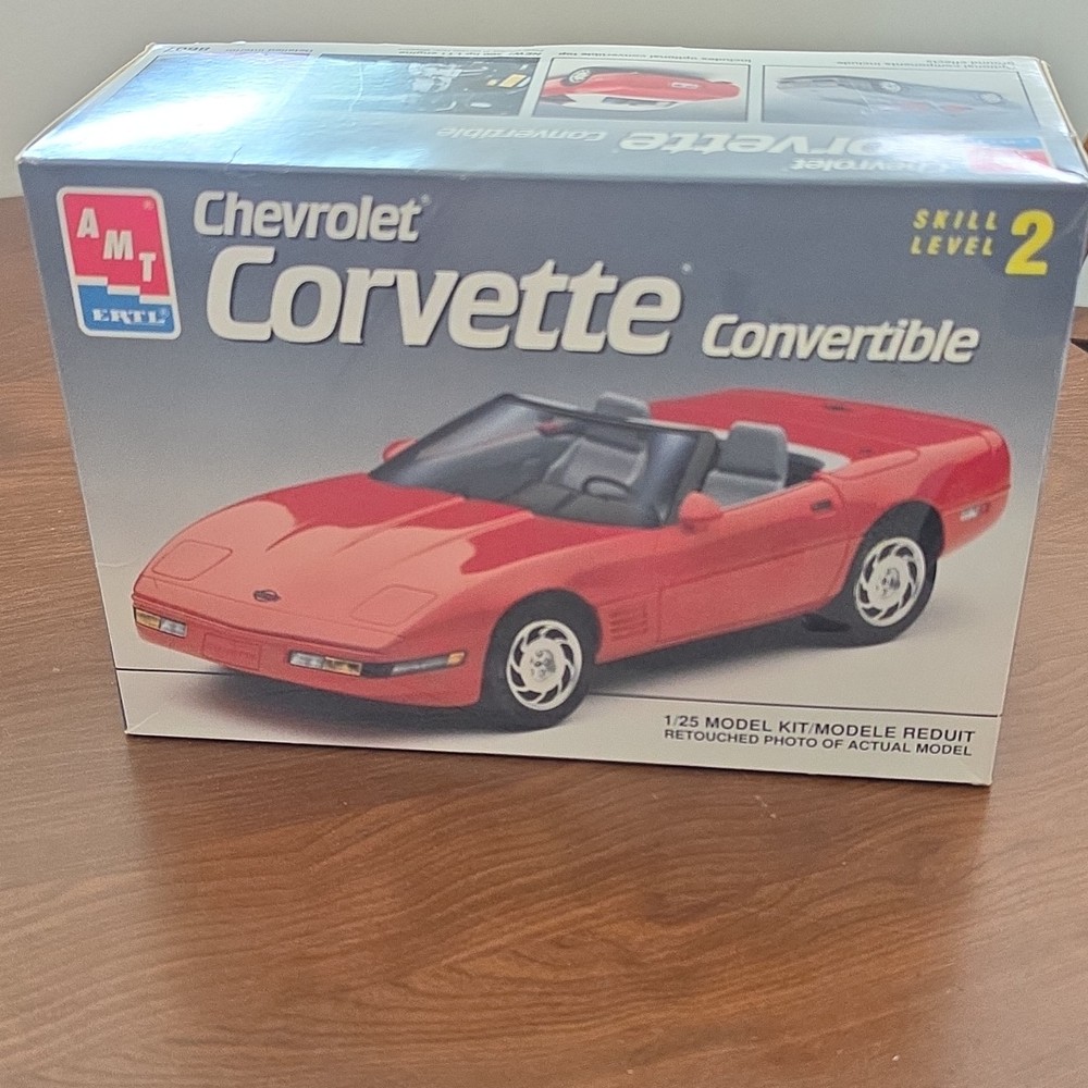 Chevrolet Corvette Convertible AMT/Ertl 1:25 Opened and started not assembled