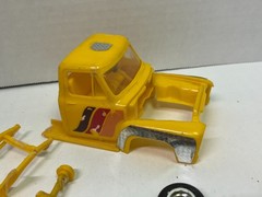 1/25 1956 FORD F-100 PICKUP TRUCK YELLOW PARTS MODEL CAR KIT