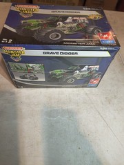 A10B AMT Ertl Monster Jam Grave Digger 1/25 Model Kit 38215 Factory Sealed
