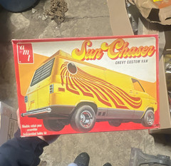 AMT Sun Chaser Chevy Custom Van 1:25 Plastic Model Kit Unassembled T402