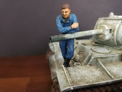 1/35 Built Soviet Russian KV-1 Tank Winter WWII with 2 Crew Figures