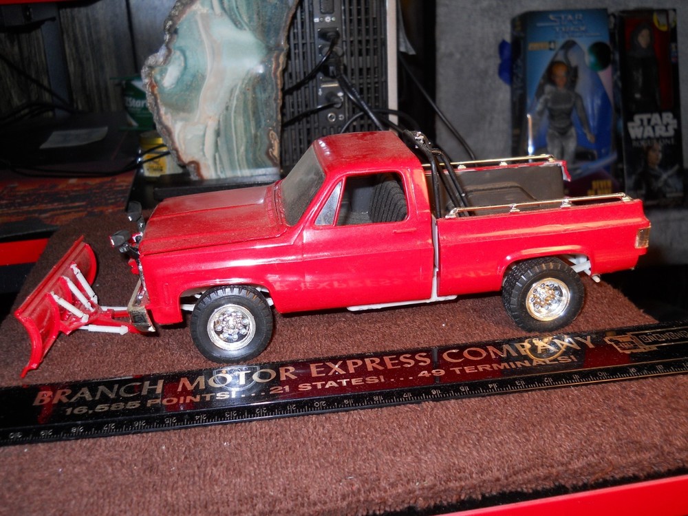 Revell 1:24 ’77 GMC Service/Plow Pickup Truck Model “As Is” Loose Parts, .!!