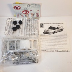 AMT ERTL #43 Richard Petty STP Grand Prix 1:25 Model Car Kit – Vintage 1990