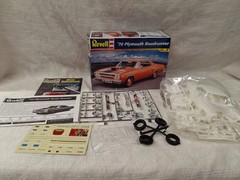 Revell 1970 Plymouth Roadrunner 1:24 Scale Plastic Model Kit – White 852980 NOB
