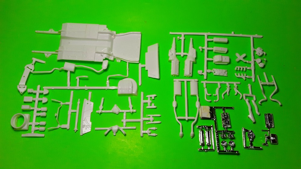 AMT 1988 Ford Mustang GT 1/25 Frame Axle Rear 5.0 302 Engine Chrome Race Parts