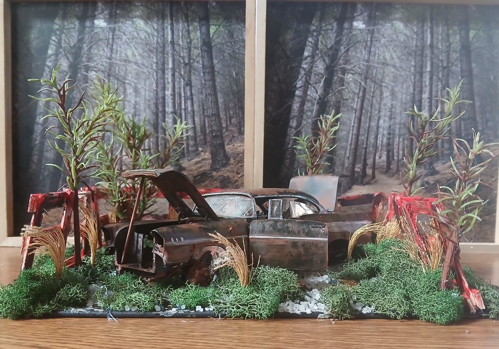 1957 CHEVY RUSTY JUNKER IN CORNER JUNKYARD DIORAMA SCENE /OPENING DOORS/TRUNK !!