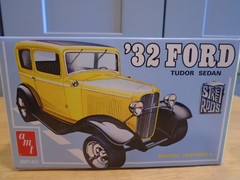 AMT 1414 1/25 SCALE ’32 FORD TUDOR SEDAN NEW IN DAMAGED BOX