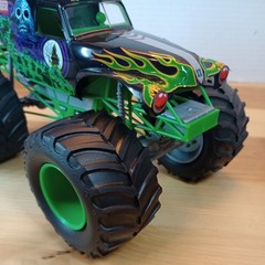 Revell Grave Digger Monster Jam Truck SnapTite Model 5″ x8″ with a Hot wheels
