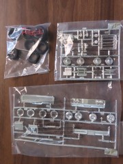 AMT 1/25 ’65 LINCOLN CONTINENTAL (3 in 1 Convertible Customizing Kit) (38402)