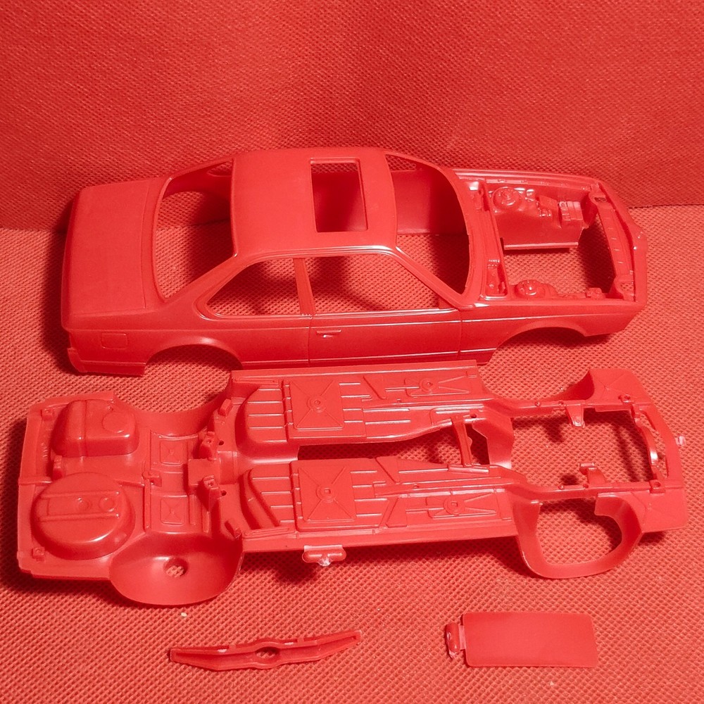 Body Shell & Frame BMW 635 csi 1:25 Scale Model Car Part Monogram