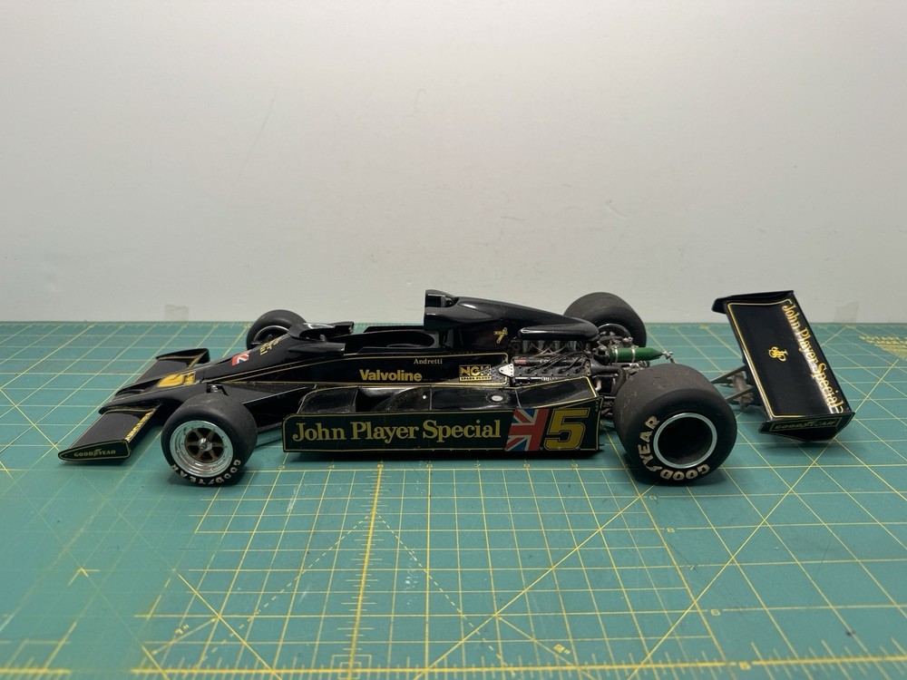 Tamiya 1/12 Lotus Type 78 Built Formula One F1 Model Kit Mario Andretti JPS