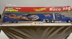 Revell Monogram SnapTite Hot Wheels Race Rig 1:32 NASCAR Truck Trailer Kit NEW