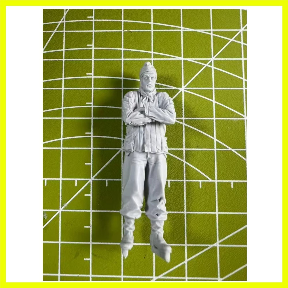 1:35 Cast Resin Model Cold Winter Tank Driver Scene Model Toy Unpainted
