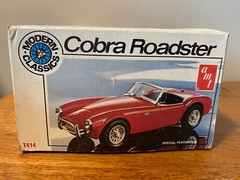 AMT Modern Classic Cobra Roadster 1:25 Scale Skill Level-2 Open Box but Complete