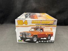 Revell 1979 Jeep J-10 Pickup with Camper Top – 1:24 SC Plastic Model Kit 14568