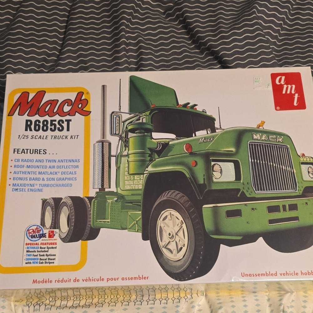 AMT Mack R685ST 1:25 Truck Plastic Model Kit Unassembled Green Decals AMT1039/06