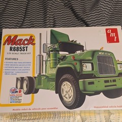 AMT Mack R685ST 1:25 Truck Plastic Model Kit Unassembled Green Decals AMT1039/06