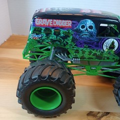 Revell Grave Digger Monster Jam Truck SnapTite Model 5″ x8″ with a Hot wheels