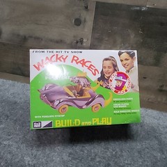 Wacky Races: Compact Pussycat Figure Snap Model Kit Penelope Pitstop 1/25 Scale