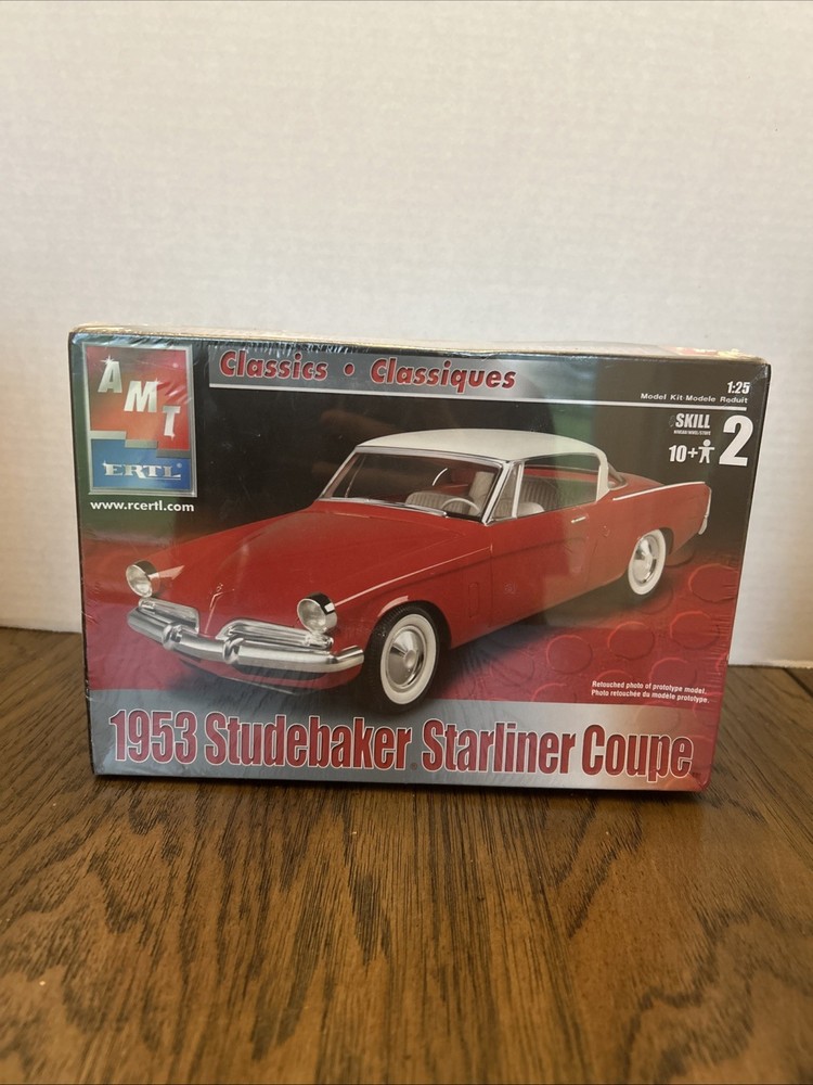 AMT Ertl 31759 1/25 Scale 1953 Studebaker Starliner Coupe Plastic Model Kit