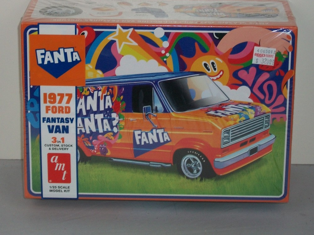 AMT 1/25 Scale 1977 Ford Fantasy Van – Factory Sealed