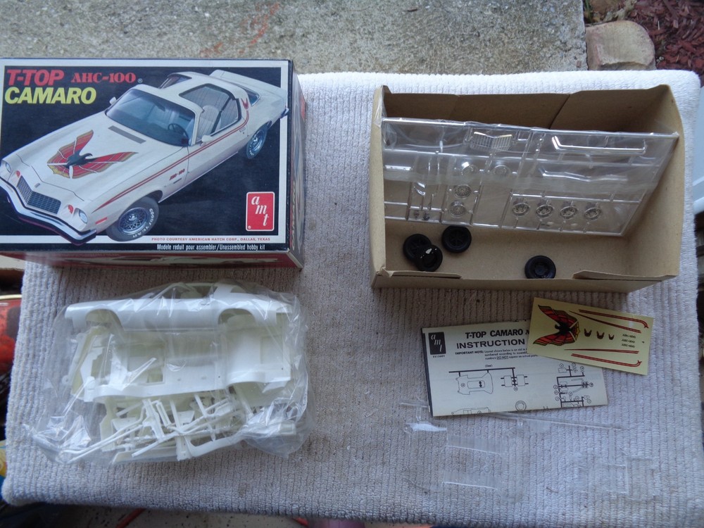 AMT # 2213 T-Top Chevy Camaro Open Unbuilt Model Car Kit 1/25 Scale