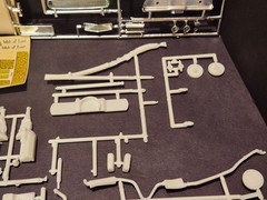 AMT 1969 Ford Thunderbird HT 1/25 Scale Model Kit – Nice Unbuilt Kit, Fair Box