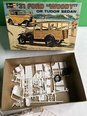 REVELL Model Kit 31 FORD WOODY Or TUDOR SEDAN 1/24 H-1275-200 Beach Boys Vibe