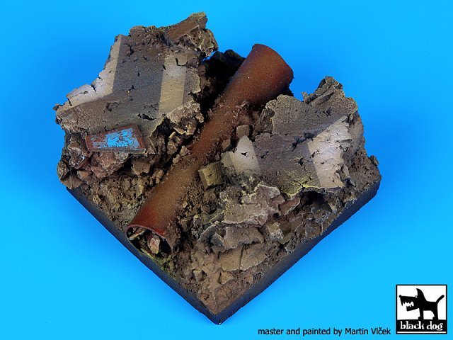 Black Dog (No Scale) Cracked Road with Pipe Fantasy Diorama Base (50x50mm) FD001