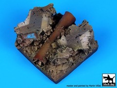 Black Dog (No Scale) Cracked Road with Pipe Fantasy Diorama Base (50x50mm) FD001