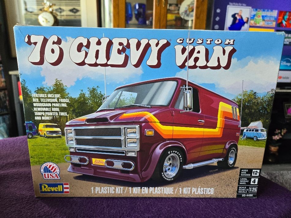REVELL ’76 CHEVY CUSTOM VAN MODELING KIT #85-4490 NEW/ SEALED