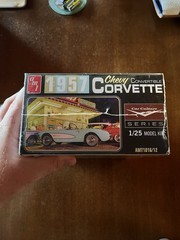 AMT 1957 Chevy Convertible Corvette 1/25 Scale Plastic Model – New – 1016/12