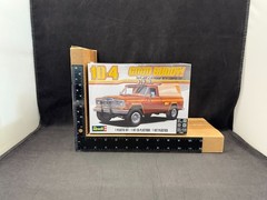 Revell 1979 Jeep J-10 Pickup with Camper Top – 1:24 SC Plastic Model Kit 14568