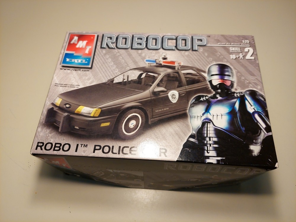 AMT Robocop Ford Taurus SHO