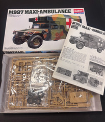 Academy 1:35 M997 4×4 Maxi-Ambulance Hummer Humvee – #1352 – New