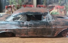 1957 CHEVY RUSTY JUNKER IN CORNER JUNKYARD DIORAMA SCENE /OPENING DOORS/TRUNK !!