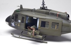 Historic UH-1D Huey Gunship Model Kit – 1:32 Scale with Detailed Crew Figures