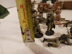 SNAP PLASTICS No. 152 BUILT 1/40th 105mm HOWITZER Lot With Various Fiqures