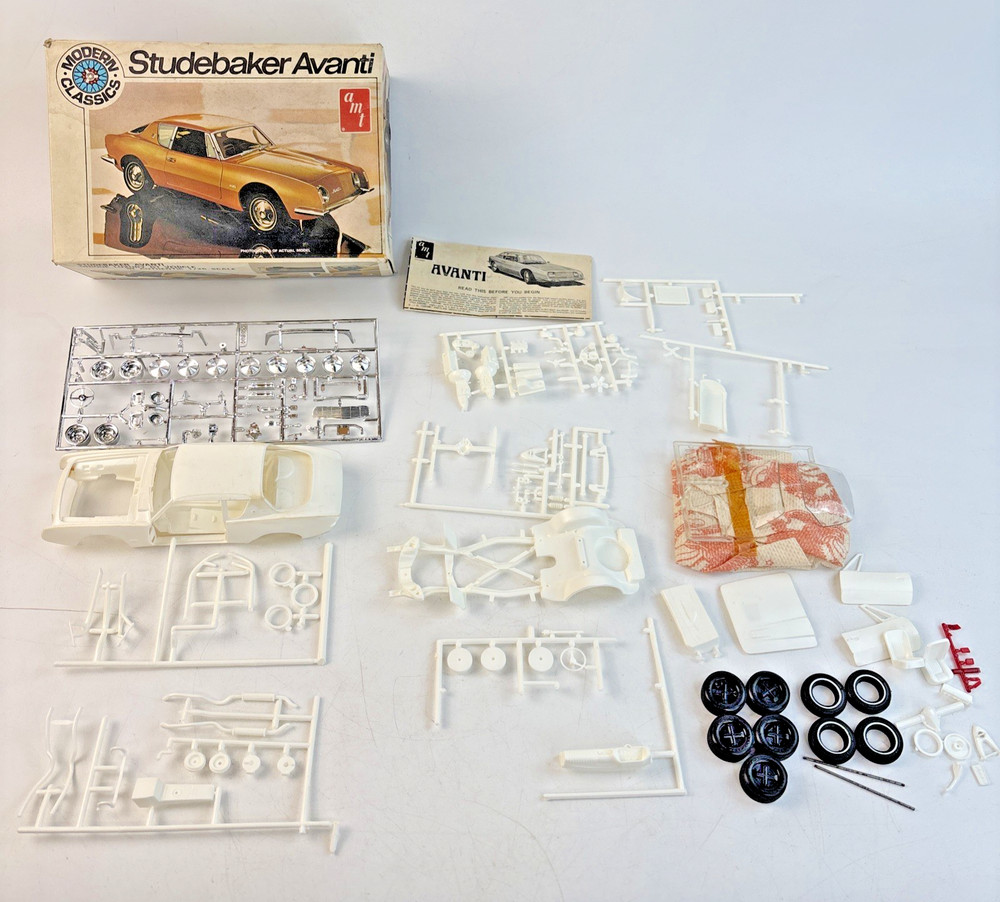 AMT 1964 Studebaker-Avanti Modern Classic T413 1:25 Model Kit Open Box