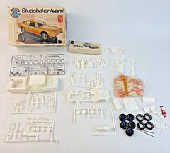 AMT 1964 Studebaker-Avanti Modern Classic T413 1:25 Model Kit Open Box