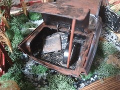 1957 CHEVY RUSTY JUNKER IN CORNER JUNKYARD DIORAMA SCENE /OPENING DOORS/TRUNK !!